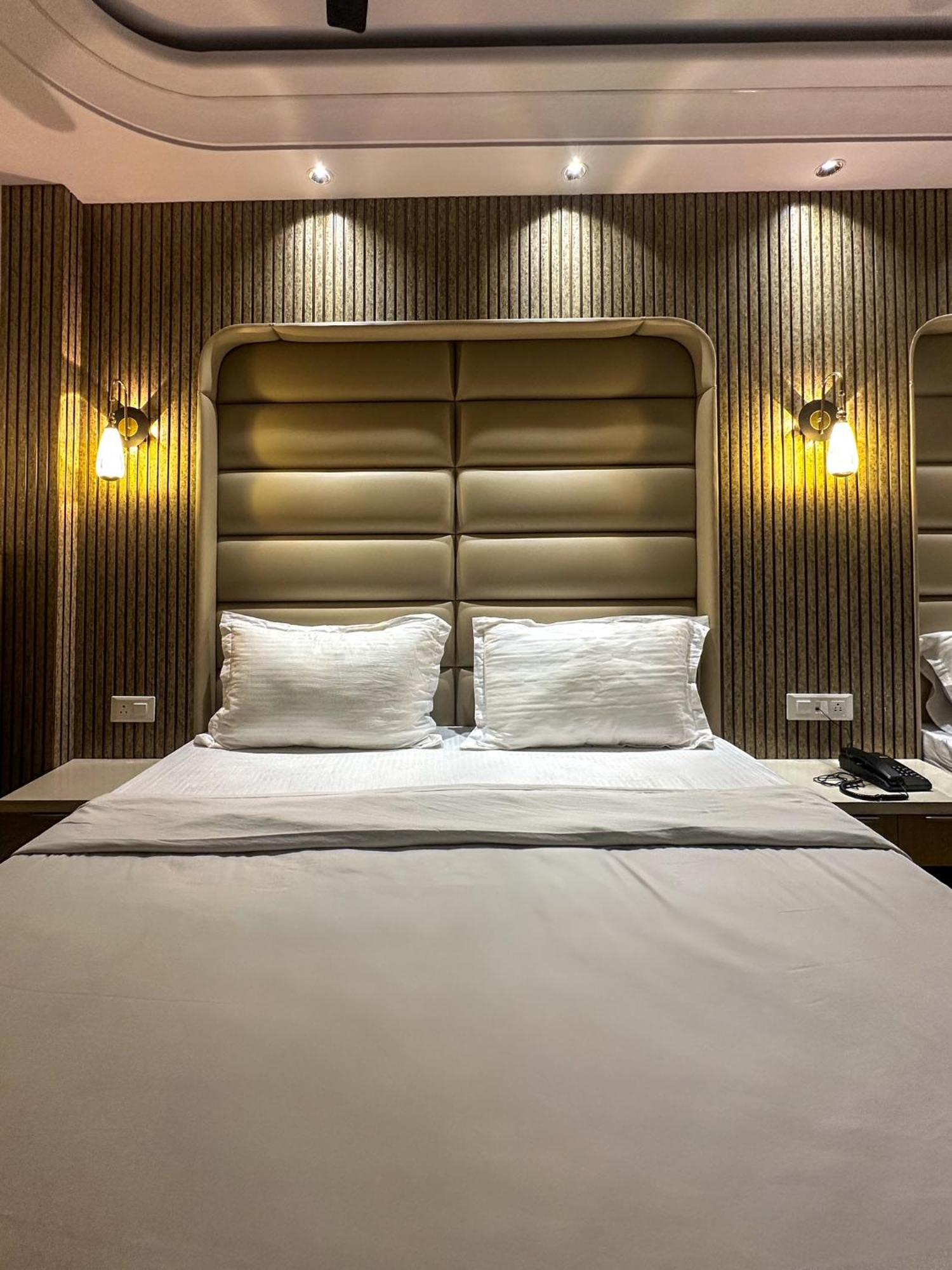 Bed and Breakfast Delhi Delight Premium Нью-Дели Экстерьер фото