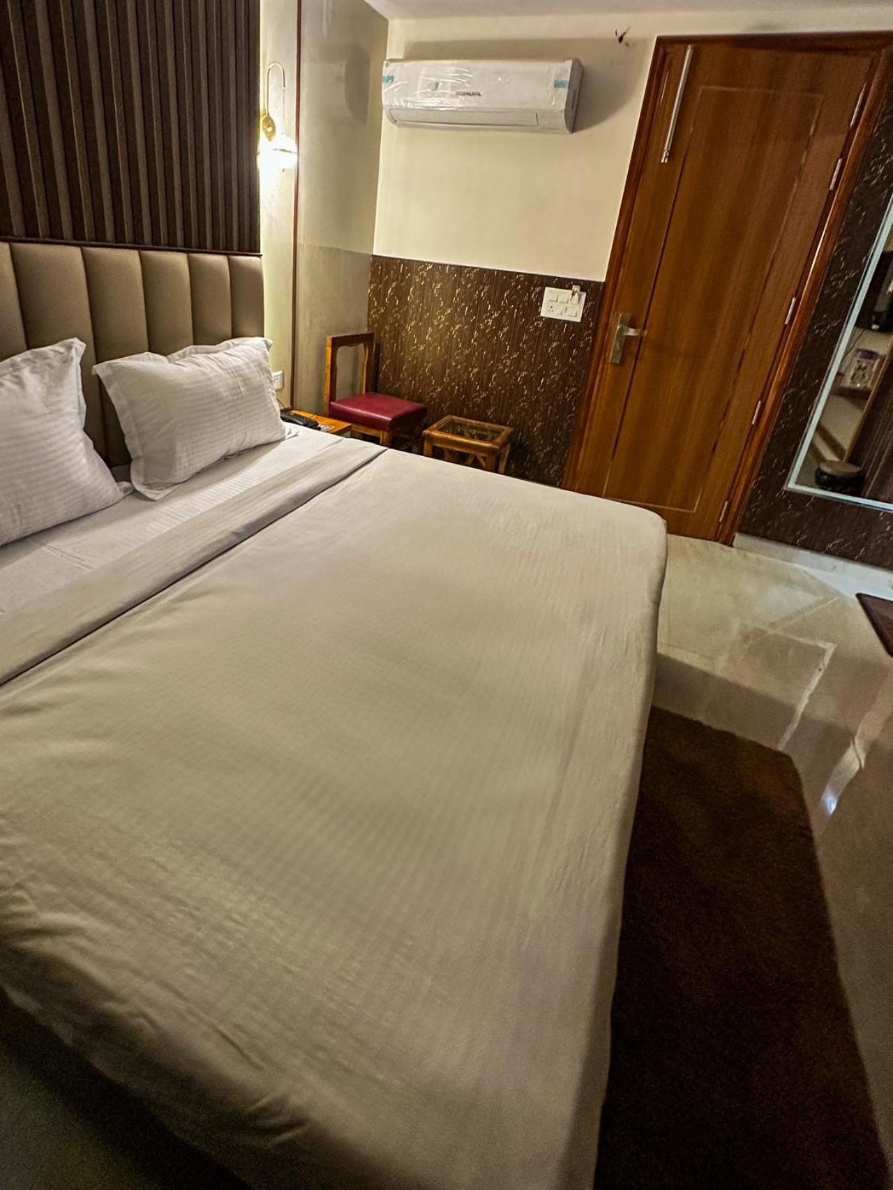 Bed and Breakfast Delhi Delight Premium Нью-Дели Экстерьер фото